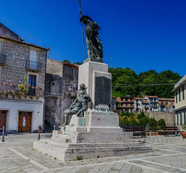 Foto 6: Piazza San Sebastiano, fulcro della vita comunitaria.