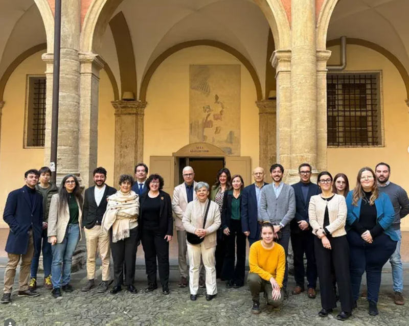 Foto di gruppo dei team delle missioni archeologiche in Sicilia e gli studenti partecipanti al workshop