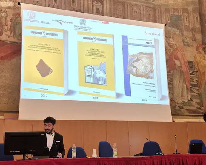 Uno scatto dall'intervento del dott. Michael Benfatti "Archeologia domestica della costa meridionale della Sicilia. Decorazione, pitture e sacra privata per l'analisi di vettori culturali"