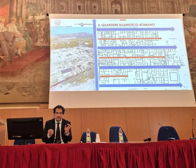 Uno scatto dall'intervento del prof. Giuseppe Lepore "Progettare l'apoikia: ambiente naturale e struttura urbana"