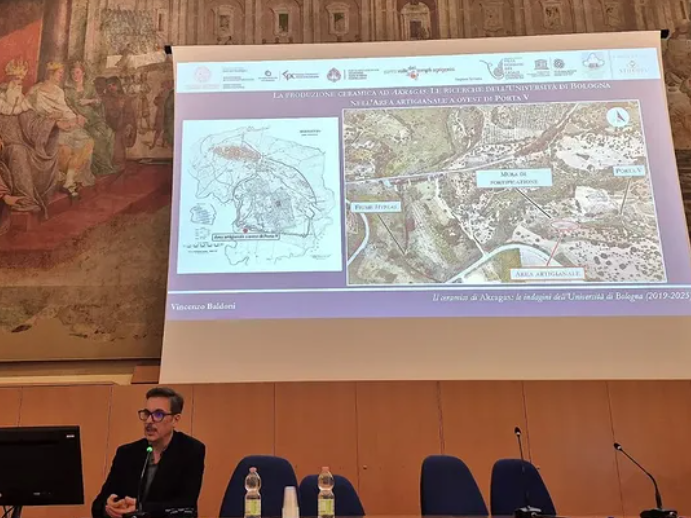 Uno scatto dall'intervento del prof. Vincenzo Baldoni su "Il ceramico di Akragas. le indagini dell'Università di Bologna"