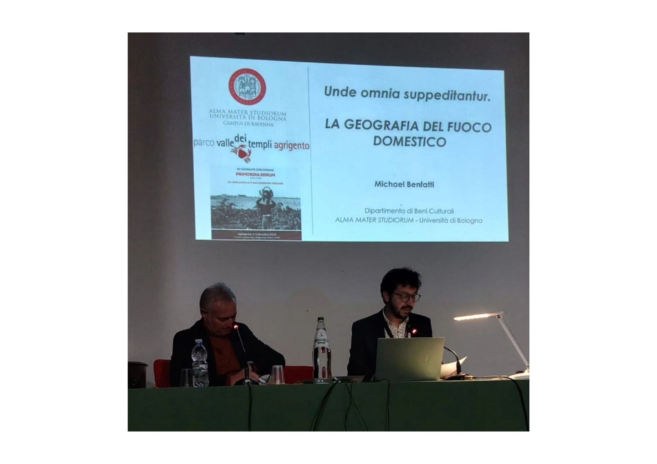 Il dott. Michael Benfatti durante l'esposizione del suo contributo dal titolo: "Unde omnia suppeditantur. La geografia del fuoco domestico".