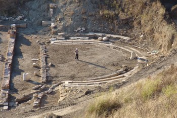 Orchestra del teatro vista dall'alto in una delle fasi di scavo e restauro.