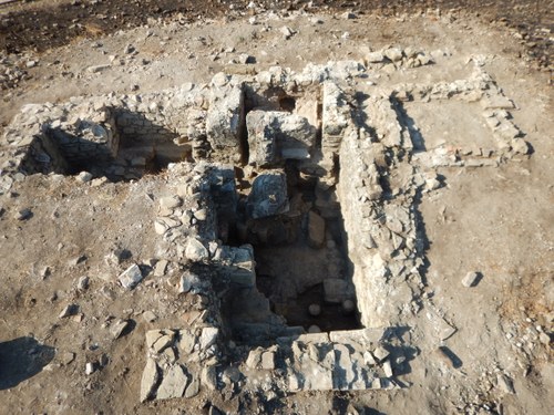 Vista dall'alto di uno dei vani riscaldati del complesso termale. Lo scavo ha restituito i frammenti delle lastre pavimentali e le strutture pertinenti a vasche e bacini per le abluzioni.
