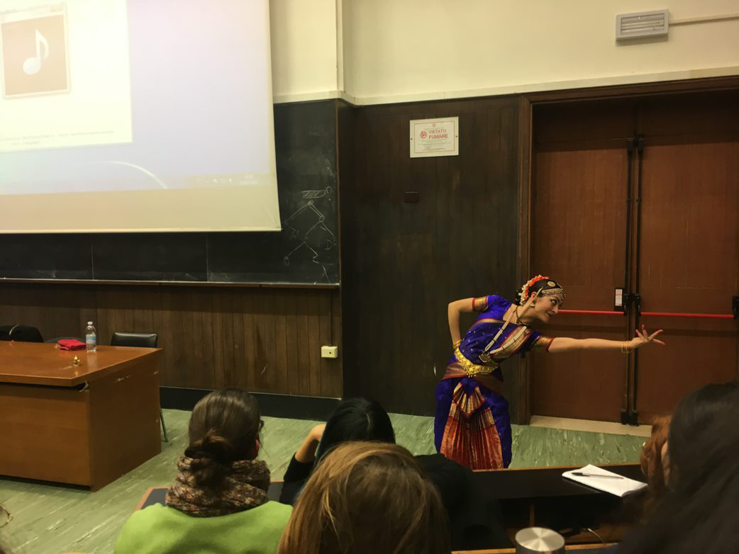Seminar conducted by Cristiana Natali and Alessandra Pizza: Performance-lecture of bharata natyam dance. Picture by Nadia Perri.