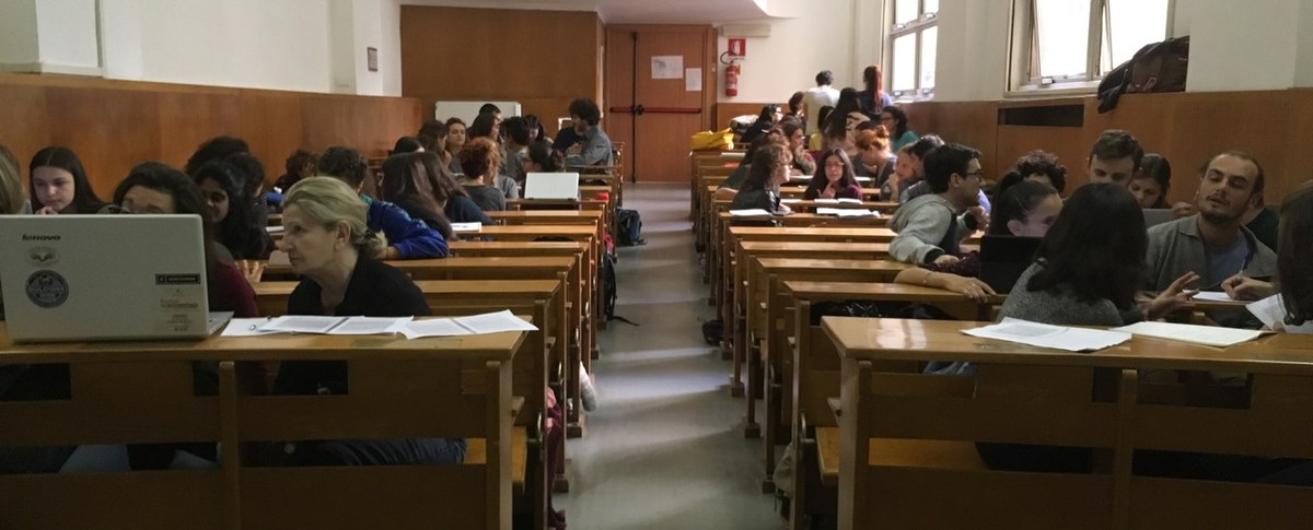 studenti seduti in aula pasolini, via Zamboni 33