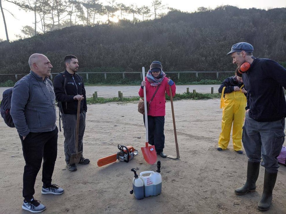 First day of serch of fossil trees along the Furadouro beach. We met Prof. Nuno Bicho and his PhD student Pedro Horta, who helped us search and sample the trees