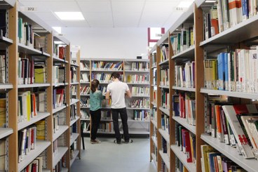 studenti in biblioteca