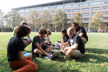 studenti su un prato