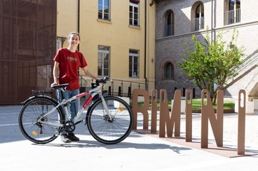 ragazza con bicicletta a rimini