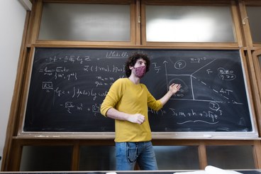 studente con una lavagna di matematica