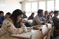 studentesse e studenti in una classe