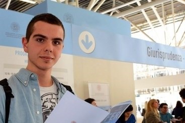 studente con stand giurisprudenza