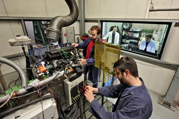 ragazzi che lavorano su delle macchine