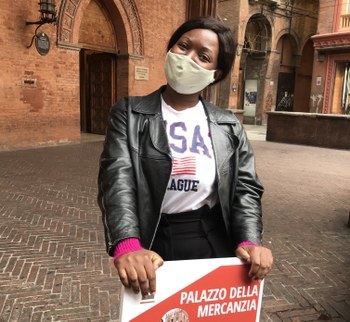 Leticia holding a sing during the Treasure Hunt oganised duing the 2020 welcome week at the University of Bologna