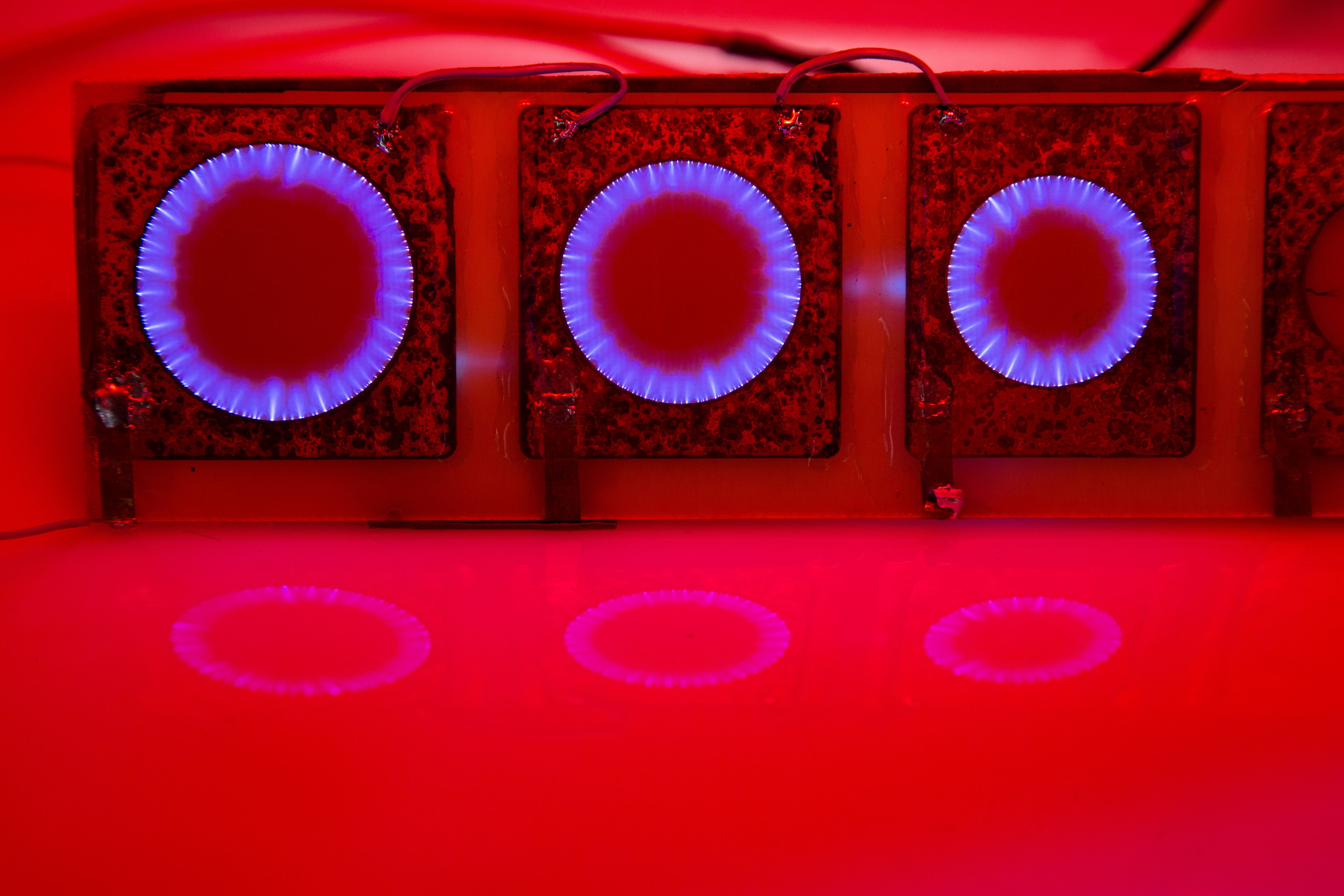 Scariche elettriche superficiali prodotte da attuatori anulari al plasma