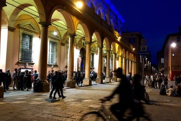 Studenti di sera nella cittadella universitaria
