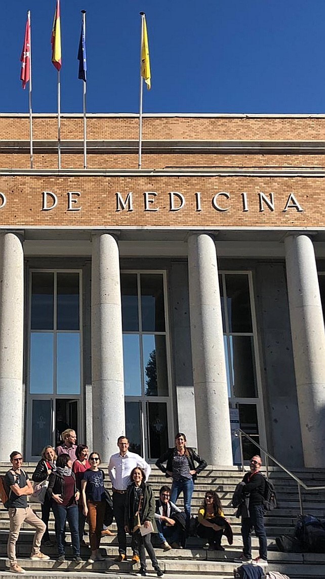 In front of the "Medicina" building